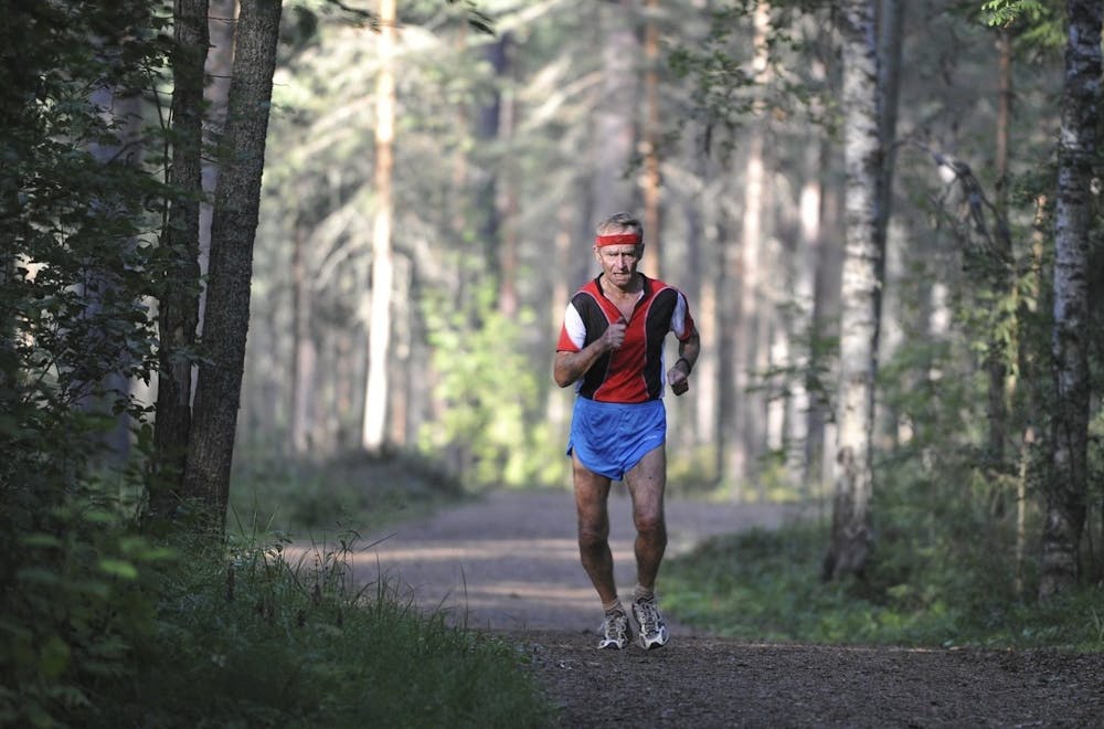 Γινόμαστε πιο αργοί όσο μεγαλώνουμε, αλλά όχι όσο νομίζουμε: Τι έδειξε μελέτη για δρομείς όλων των αποστάσεων runbeat.gr